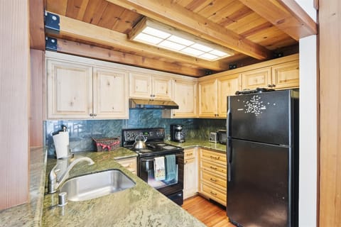 upper level-kitchen-_dsc7227