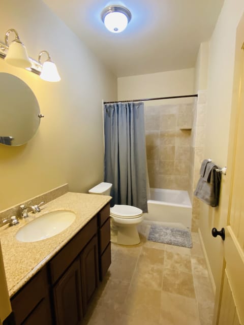 Combined shower/tub, jetted tub, hair dryer, towels