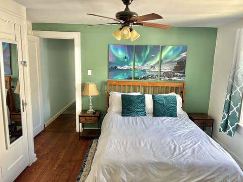 Master Bedroom- Queen bed- Smart TV-Large walk  in closet