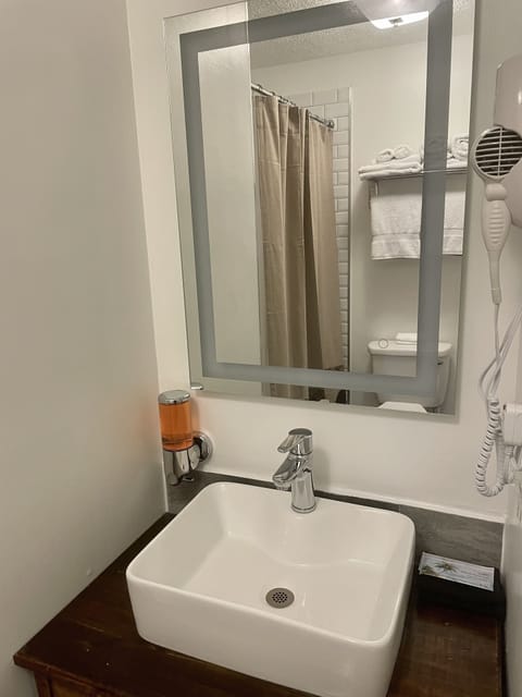 Combined shower/tub, hair dryer, towels, soap