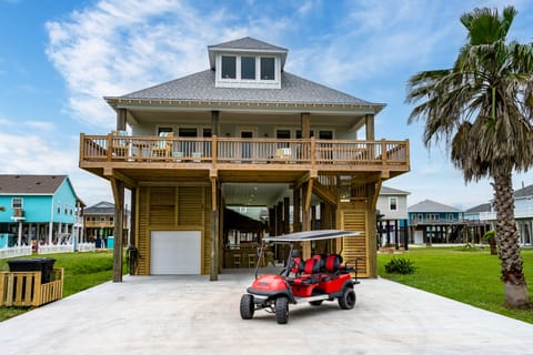 Newly constructed custom home just minutes to the beach! Golf cart rental
