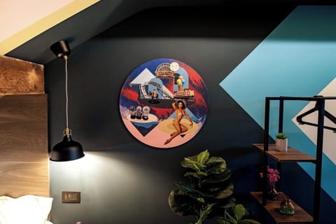 Large loft bedroom - Artwork