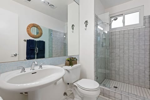 Combined shower/tub, hair dryer, towels