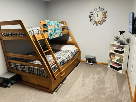 3 bedrooms, memory foam beds, desk, iron/ironing board
