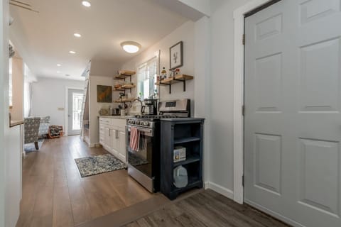 Fridge, oven, stovetop, coffee/tea maker