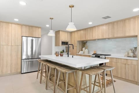 Gorgeous kitchen island that doubles as a breakfast bar, seats 4. Relax with a beverage and chat while preparing meals