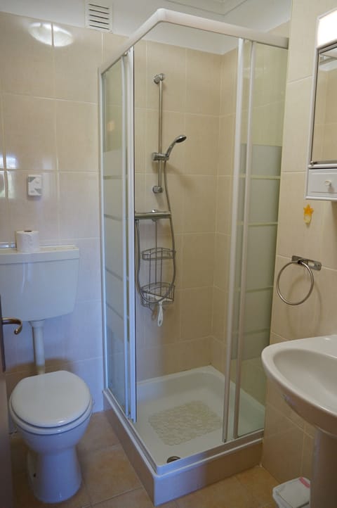 Combined shower/tub, hair dryer, bidet, towels