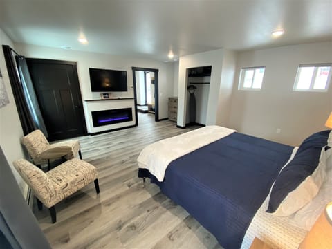 3 bedrooms, desk, iron/ironing board, travel crib