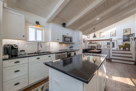 Great kitchen space!