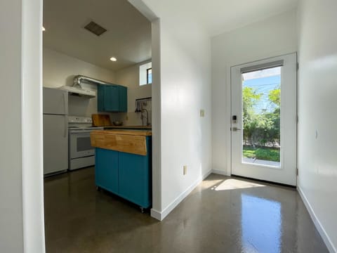 Fridge, oven, stovetop, coffee/tea maker