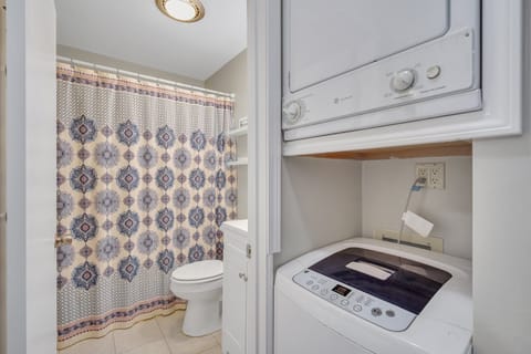 Combined shower/tub, hair dryer, towels