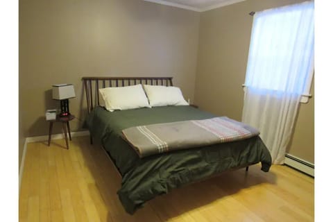 Bedroom 1, queen bed