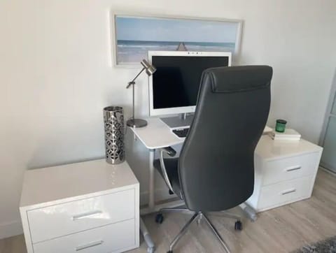 3rd Queen Office/ Bedroom