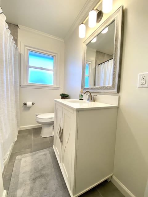 Combined shower/tub, hair dryer, towels