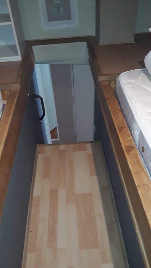 2 bedrooms, in-room safe, desk, iron/ironing board