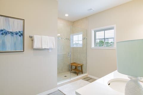 Combined shower/tub, towels