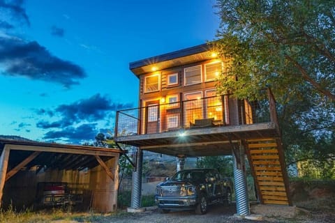 Welcome to Your Ideal Getaway! Experience the refreshing Colorado air and immerse yourself in the stunning ambiance. Enjoy full access to this beautiful rental, and embark on your perfect vacation.