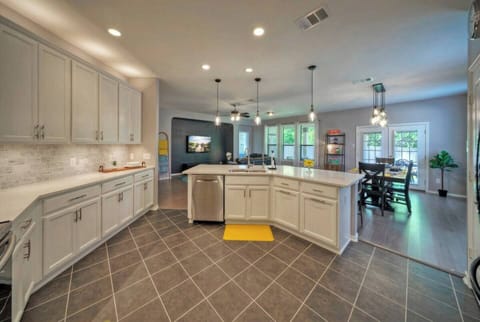 Bright & open kitchen. Reverse osmosis water spigot.