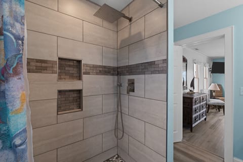 Combined shower/tub, hair dryer, towels