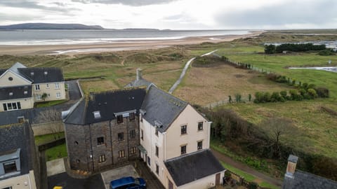 Apartment building - direct access to coast path. Near to dunes & beach
