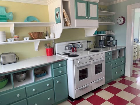 Fridge, oven, stovetop, coffee/tea maker