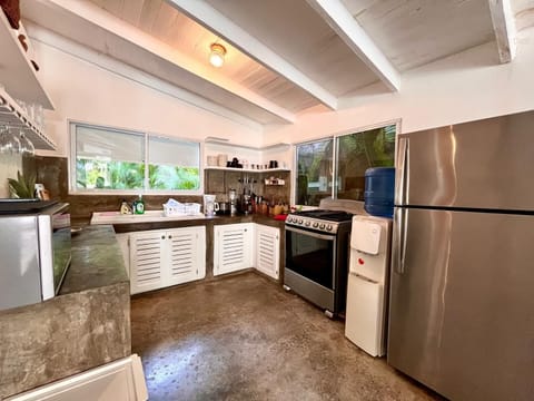 Fridge, oven, stovetop, coffee/tea maker