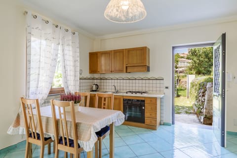 Fridge, oven, stovetop, coffee/tea maker