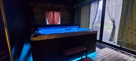 Indoor spa tub