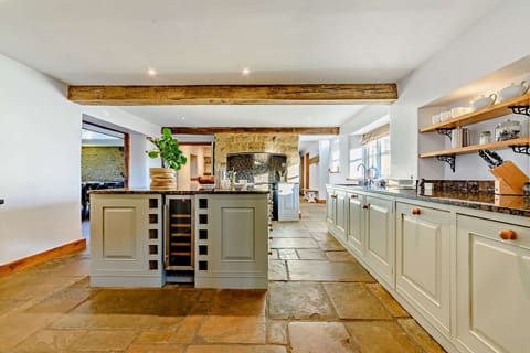 Stonewell Farmhouse Kitchen - StayCotswold
