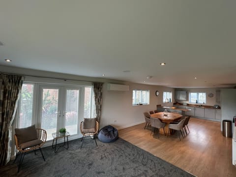 Lounge (air conditioned)