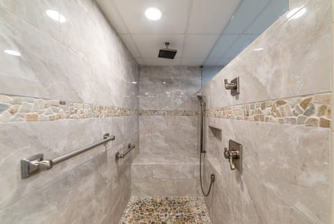 Combined shower/tub, hair dryer, towels