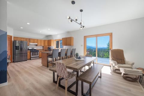 Dining Area (Main Level)