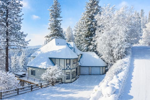 Hot Tub & Views near Schweitzer and Lake Pend Oreille!