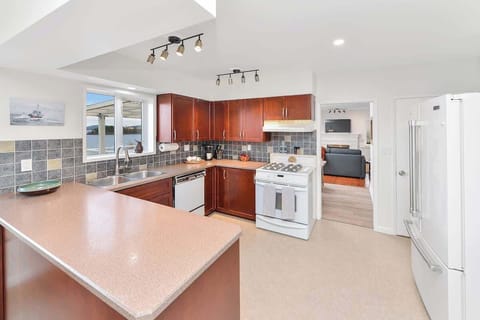 Fully equipped kitchen for the chef in your group.