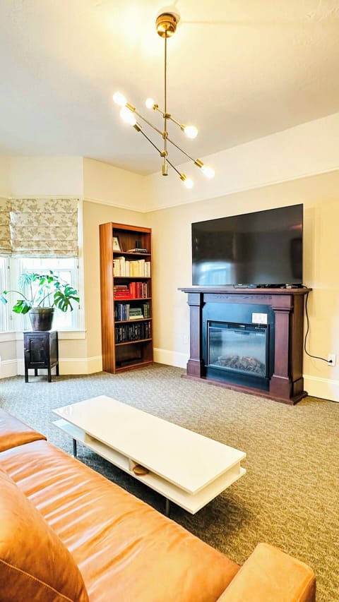 Smart TV, fireplace, offices