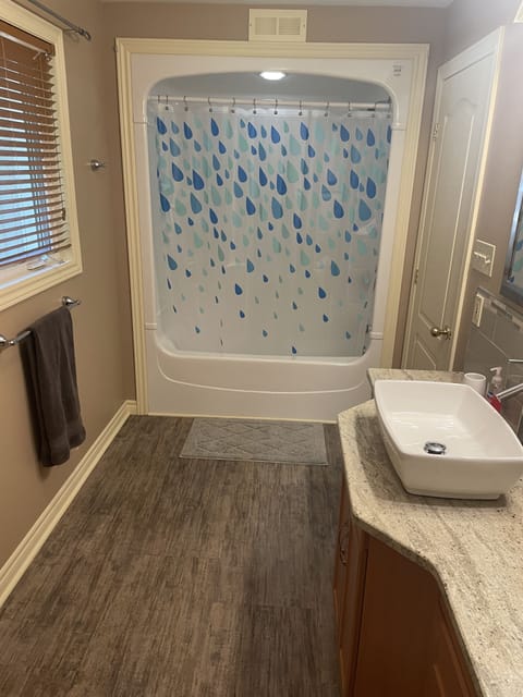 Combined shower/tub, soap, shampoo