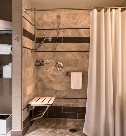 Combined shower/tub, hair dryer, towels