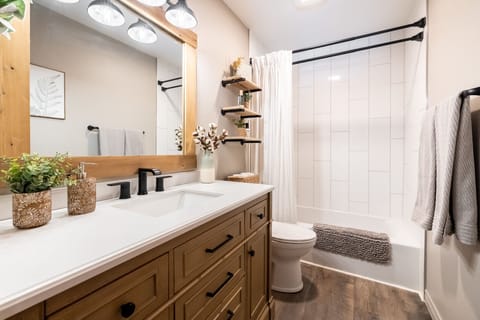 Combined shower/tub, jetted tub, hair dryer, towels