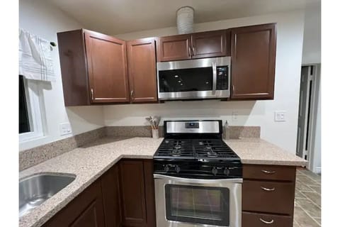 Private kitchen | Fridge, oven, stovetop