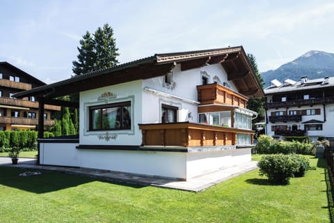 Haus Erika mit Garten - Rückseite
Sommer
