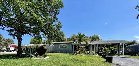 3 Bedroom and 3 Bathroom Home House in Oakland Park