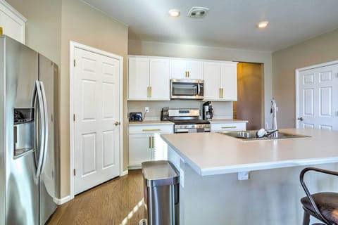 Kitchen | Single-Story Interior | Towels/Linens | Free WiFi