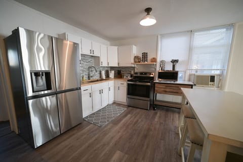 Fridge, oven, stovetop, coffee/tea maker