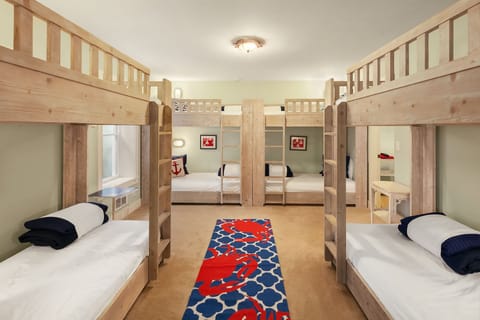 Fun bunkroom sleeps 8