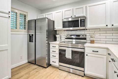 Fridge, microwave, stovetop, dishwasher