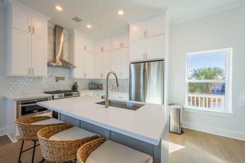 Fully equipped kitchen with additional island seating