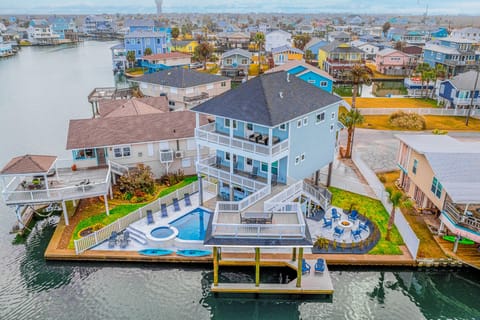 Dive into relaxation with a pool, kayaks, and picturesque views!