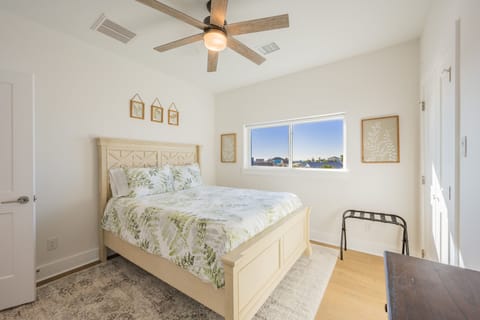 Queen room w/amazing sunset views, luggage rack and dresser included in closet