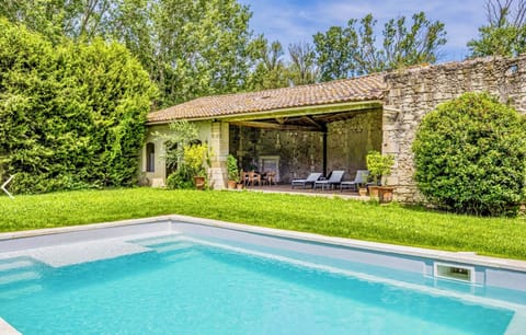 pool and entertaining space