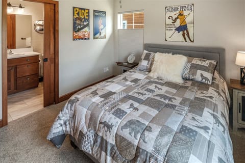 2nd bedroom with Queen bed